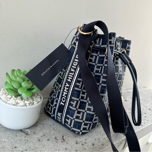 NWT Tommy Hilfiger Bucket Bag - Picture 4 of 9